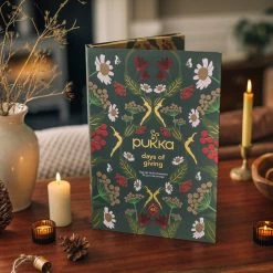 Pukka Thee Hardcover Biologische Kerst Adventskalender 2022, Perfect Als Kerstcadeau - 48 Zakjes - 1 Kalender -Voedsel Winkel 1200x1200 383
