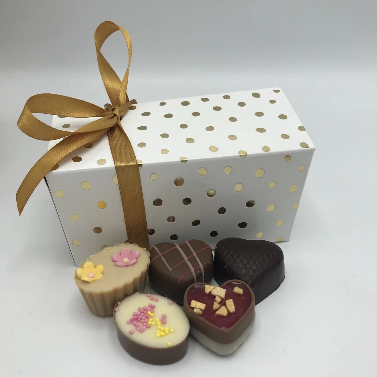 Cho-lala Cadeaubox Jij Bent Goud Waard | Chocolade Cadeau | 415 Gram Chocolade En Bonbons | 4-delig 5 Cho-lala Cadeaubox Jij Bent Goud Waard | Chocolade Cadeau | 415 Gram Chocolade En Bonbons | 4-delig - Afbeelding 5