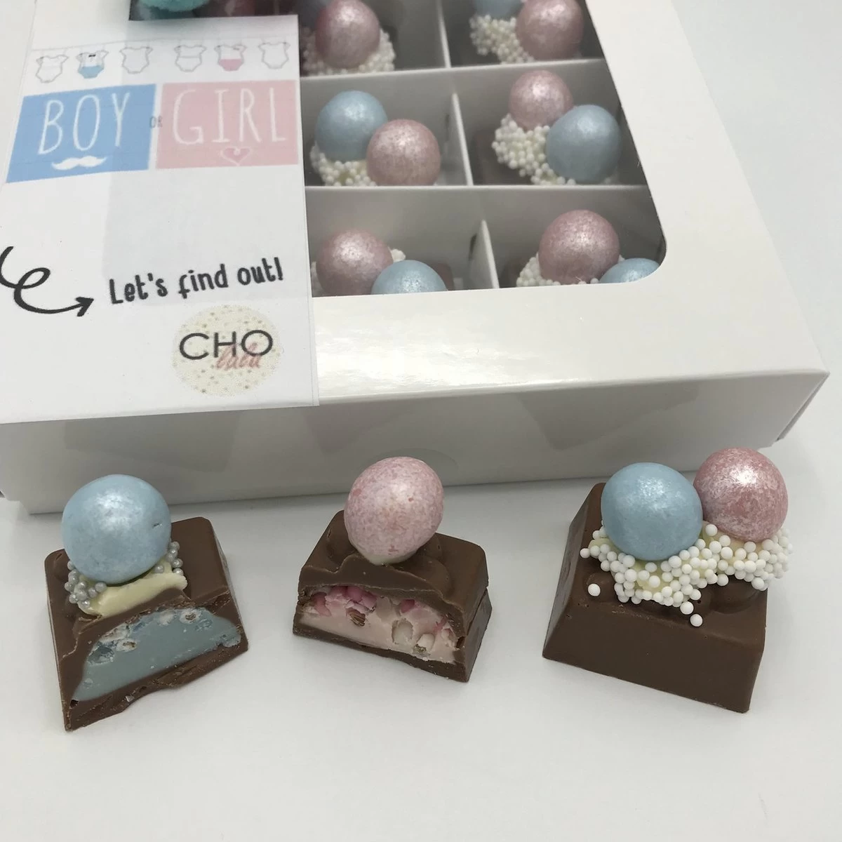 Cho-lala Gender Reveal Bonbons Meisje | Chocoladecadeau Gender Reveal | Babyshower | Boy Or Girl, Let's Find Out | 9 Stuks Met Roze Vulling 2 Cho-lala Gender Reveal Bonbons Meisje | Chocoladecadeau Gender Reveal | Babyshower | Boy Or Girl, Let's Find Out | 9 Stuks Met Roze Vulling - Afbeelding 2