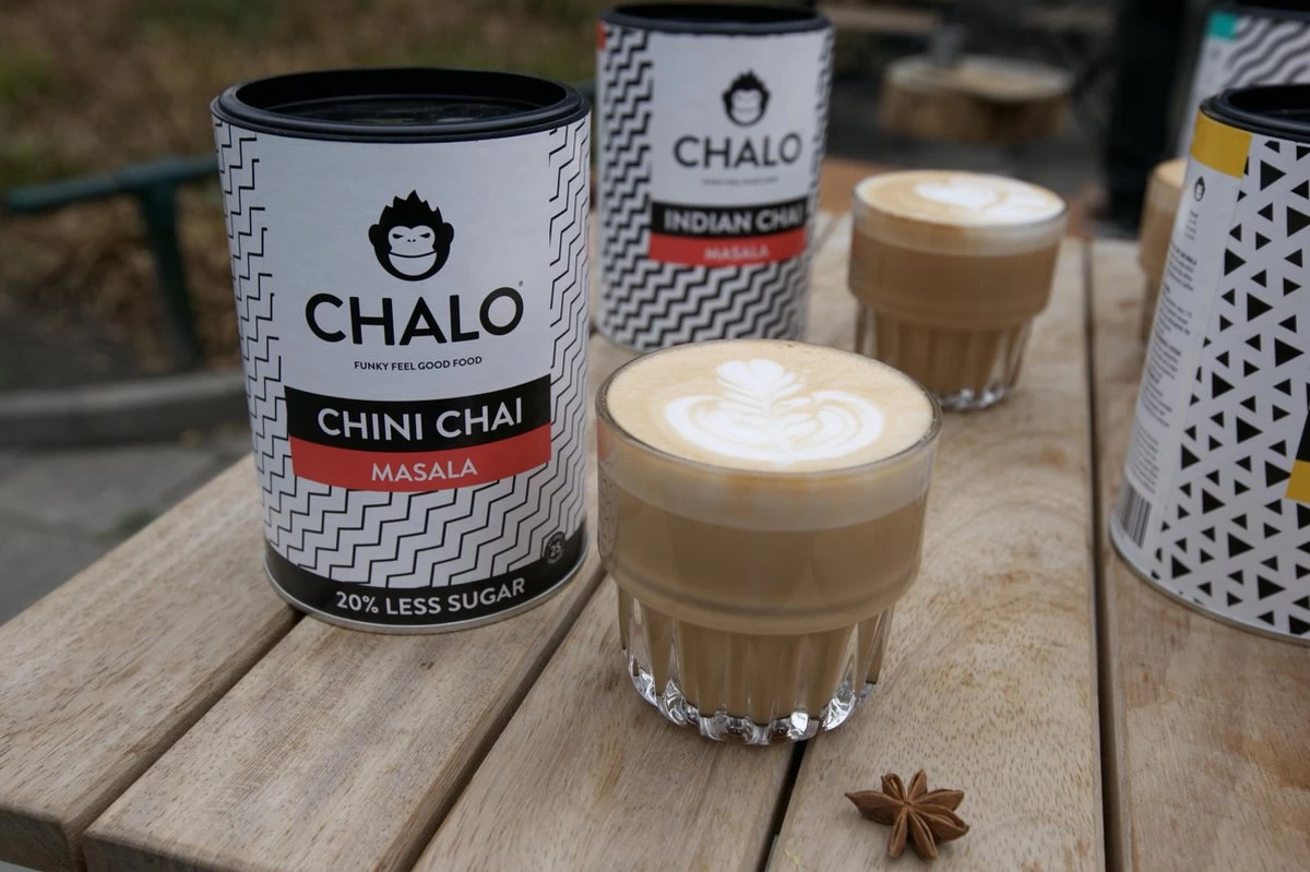 CHALO Chini Masala Chai Latte - Indische Vegan Chai - Zwarte Assam Thee - 25 Porties/ 300GR - Met Minder Suiker 2 CHALO Chini Masala Chai Latte - Indische Vegan Chai - Zwarte Assam Thee - 25 Porties/ 300GR - Met Minder Suiker - Afbeelding 2
