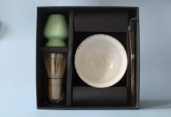 Premium Matcha Set - 5 Delige Matcha Cadeauset - Bamboo Klopper - Met Instructies - 100 Gram Matcha -Voedsel Winkel 1200x821 1