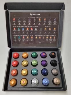 Koffie Proeverij Pakket Met 20 Stuks Verschillende Smaken En Mystery Card 'Enjoy The Sweet Moment' Met Persoonlijke (video) Boodschap | Verjaardag | Sinterklaas | Kerstpakket | Vaderdag | Moederdag | Jubileum | Valentijnsdag -Voedsel Winkel 899x1200 1