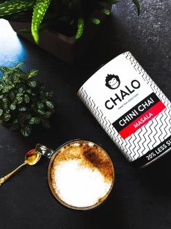 CHALO Chini Masala Chai Latte - Indische Vegan Chai - Zwarte Assam Thee - 25 Porties/ 300GR - Met Minder Suiker 8 CHALO Chini Masala Chai Latte - Indische Vegan Chai - Zwarte Assam Thee - 25 Porties/ 300GR - Met Minder Suiker -Voedsel Winkel 899x1200 11